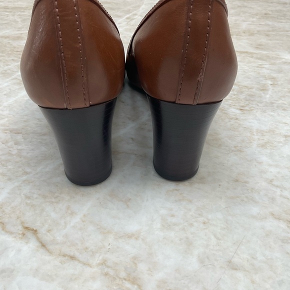 Tory Burch gold tone logo leather pumps Size 8. Saddle color. - Picture 3 of 16